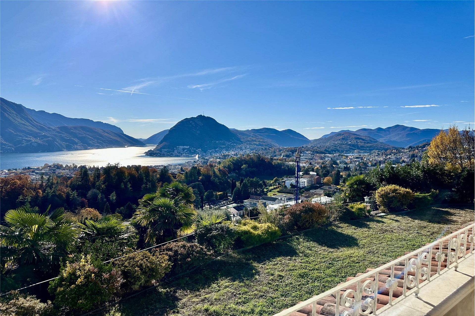 Panoramablick auf See und Berge