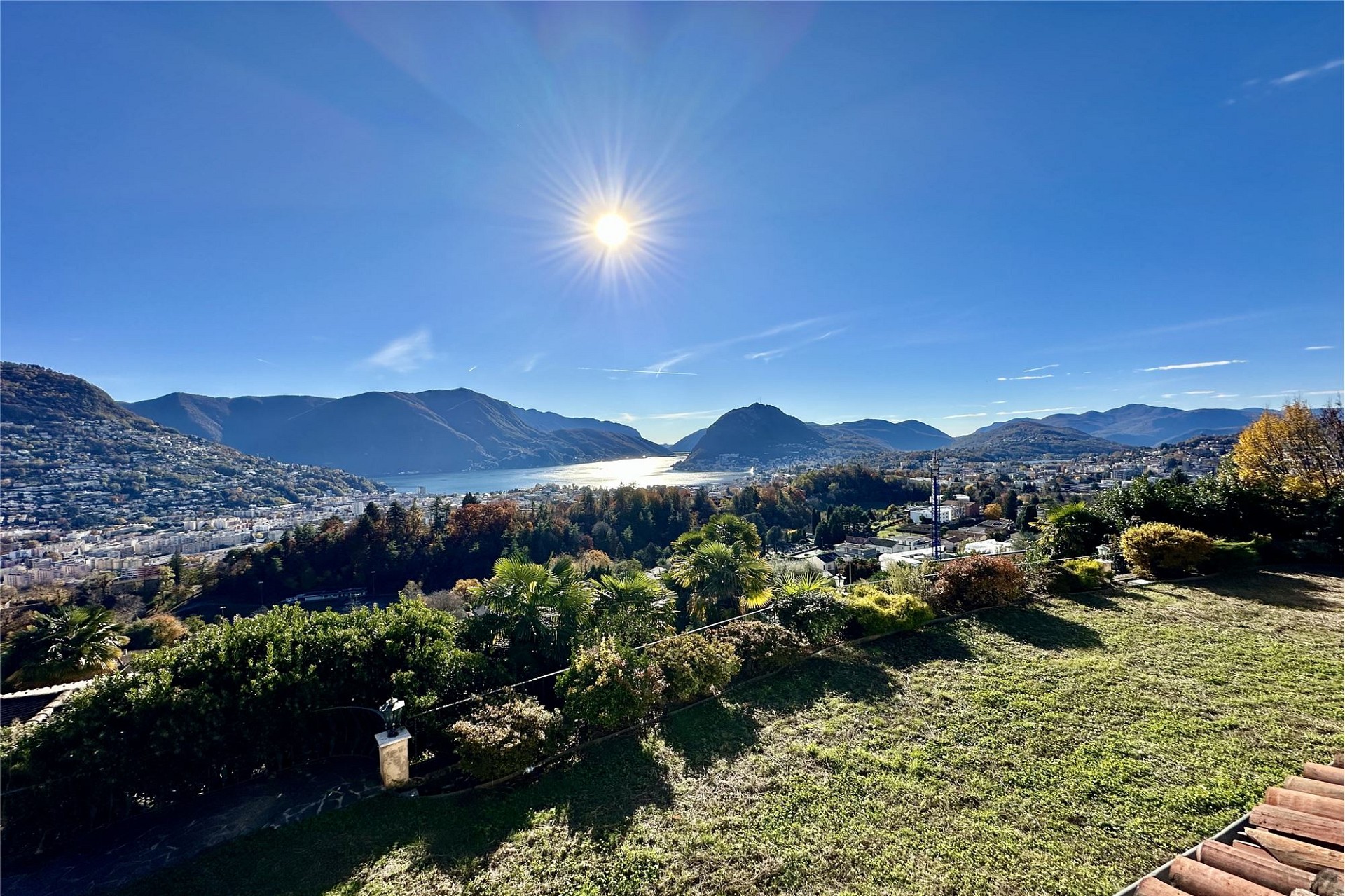 Panoramablick auf See und Berge