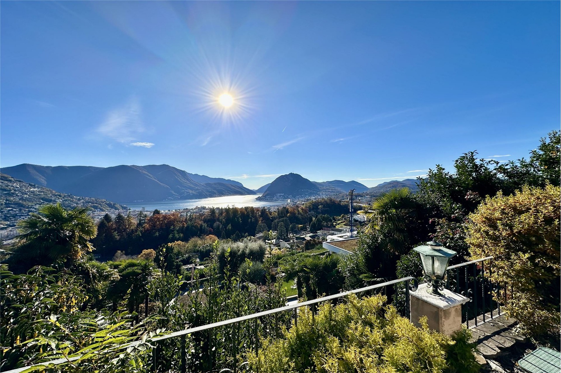 Panoramablick mit Berg- und Seesicht