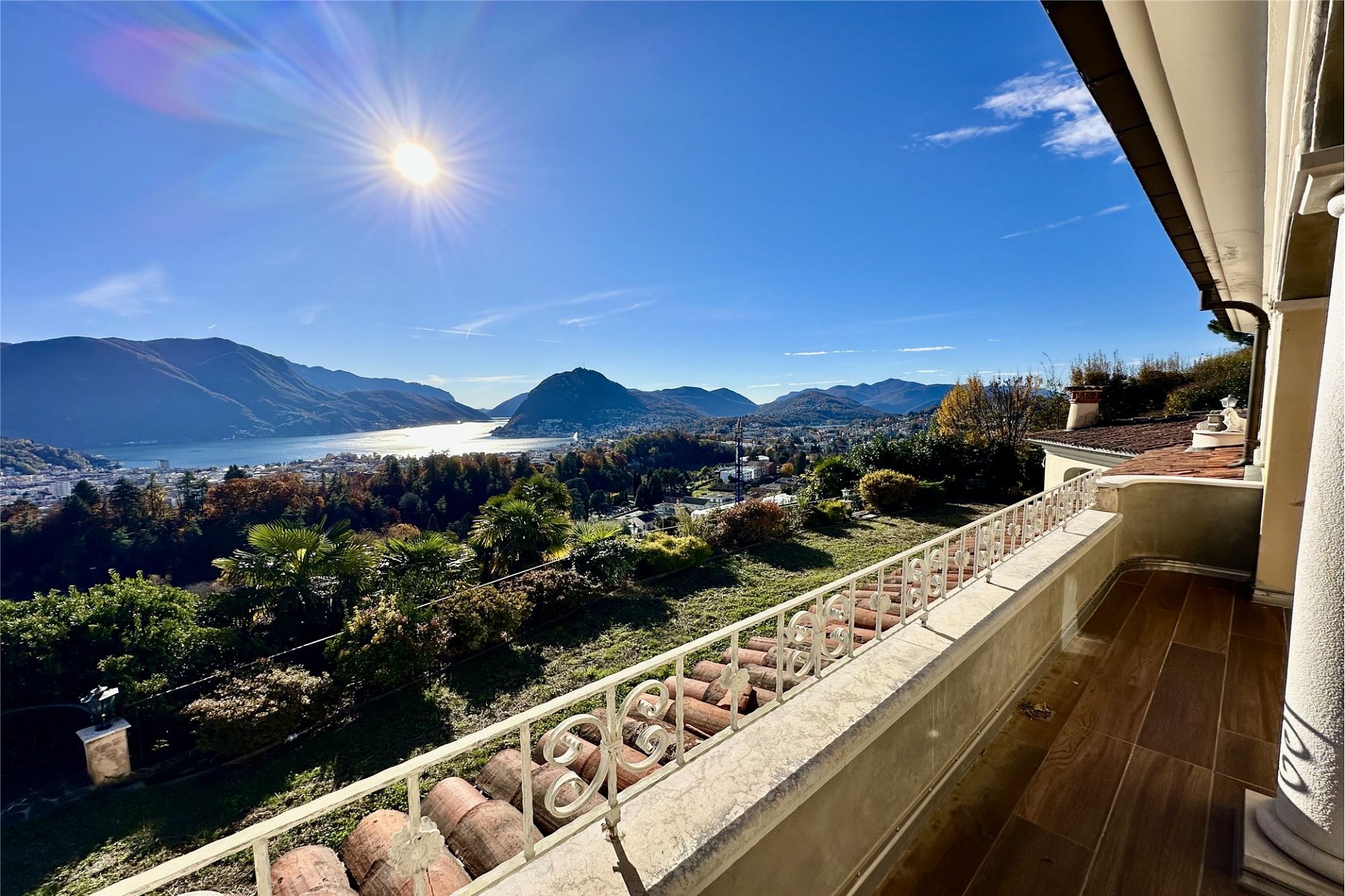 Balkon mit Panoramablick auf See und Berge