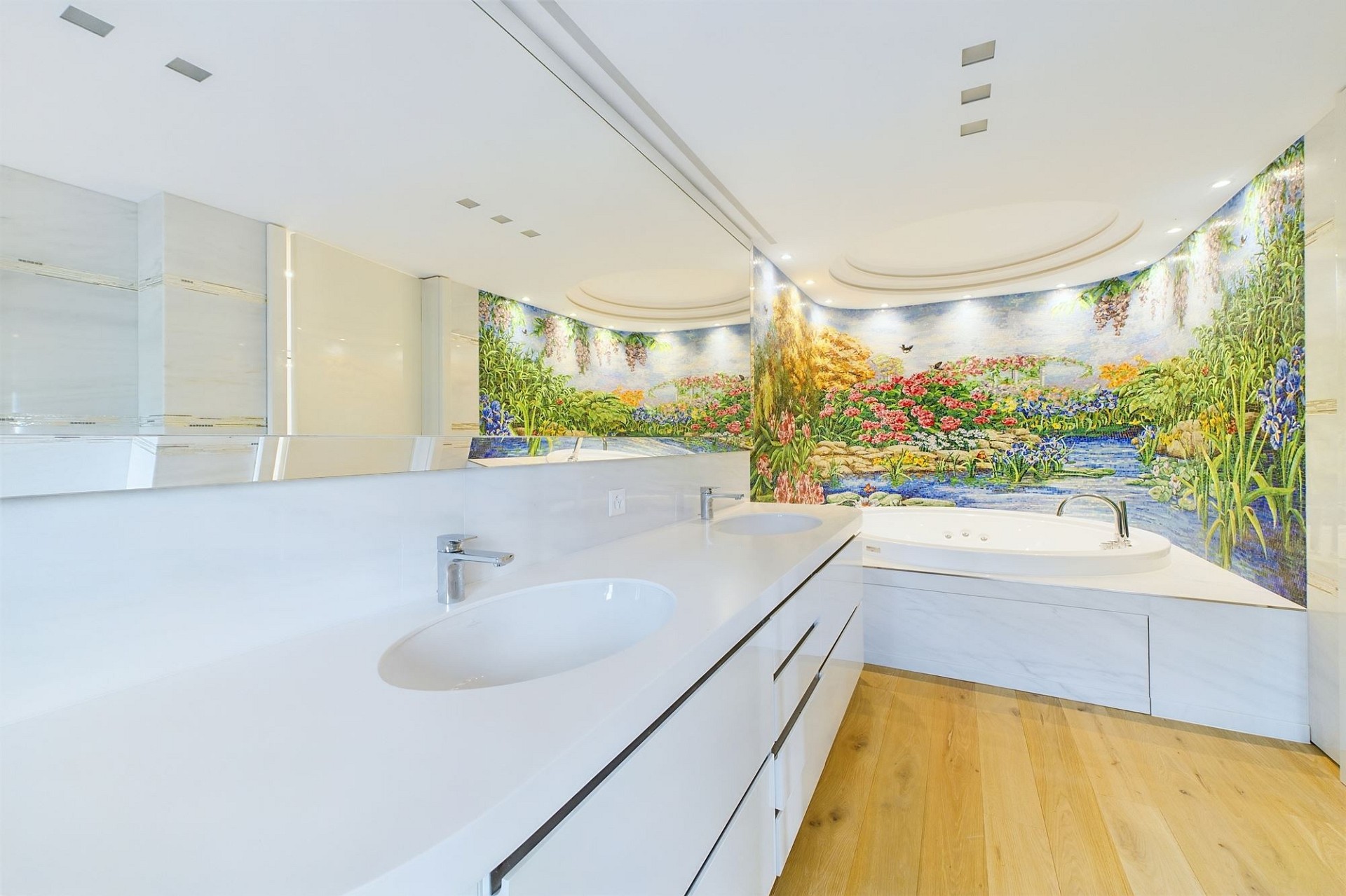 Luxuriöses Badezimmer mit Doppelwaschtisch und Whirlpool