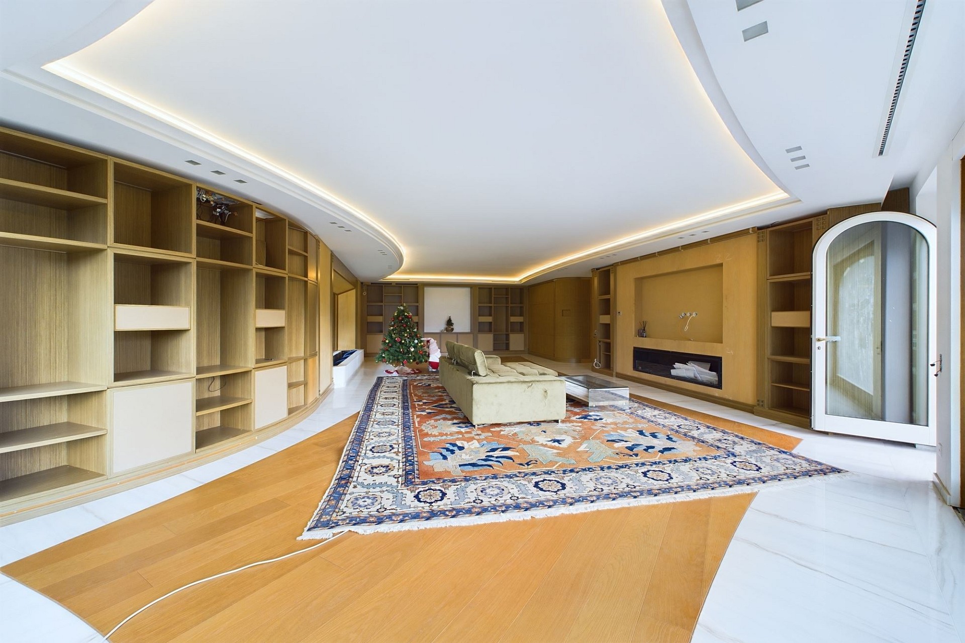 Großzügiges Wohnzimmer mit Einbauregalen