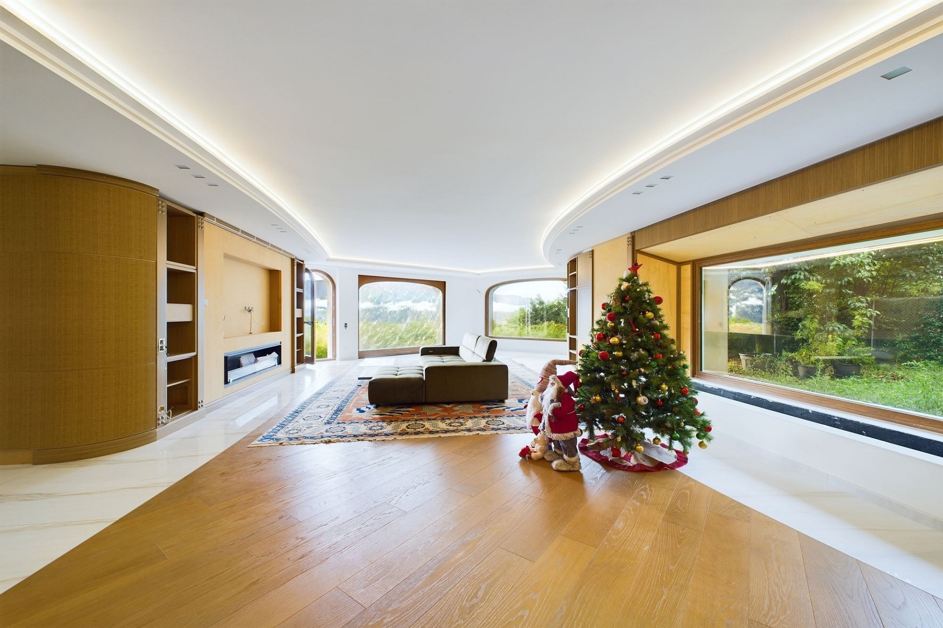 Großzügiges, modernes Wohninterieur mit Panoramafenstern