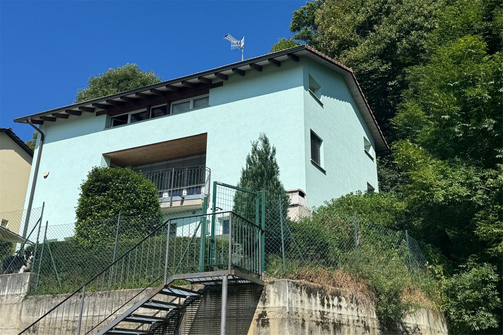 Außenansicht eines Hauses am Hang