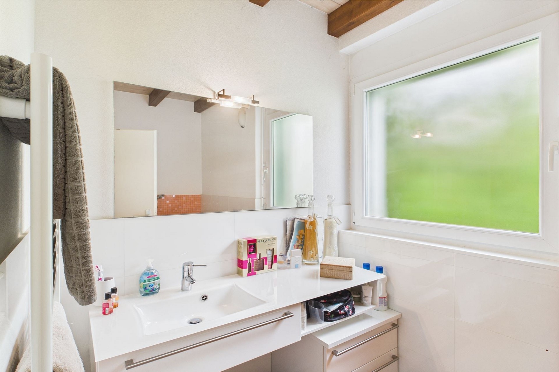 Helles Badezimmer mit Waschtisch und Fenster