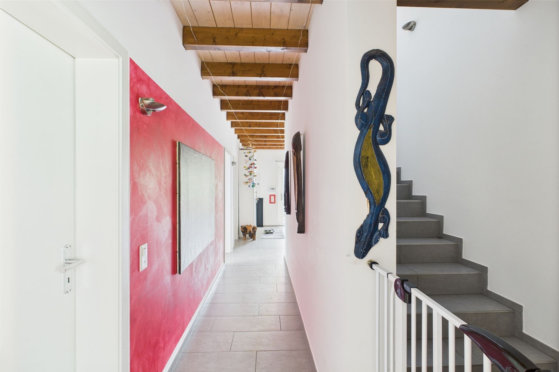 Moderner Flur mit Treppe und Holzbalkendecke