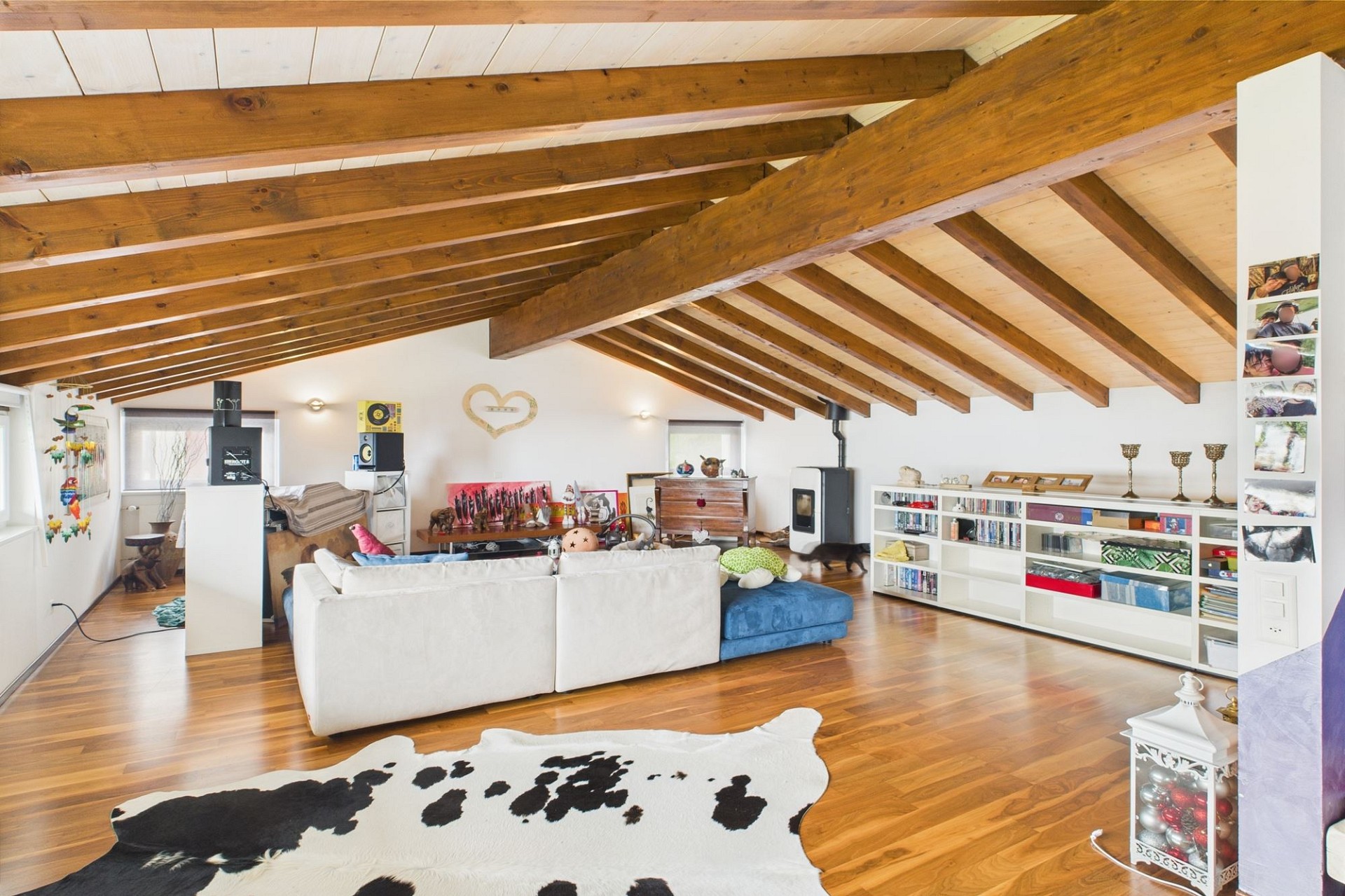 Dachgeschoss-Wohnzimmer mit sichtbaren Holzbalken