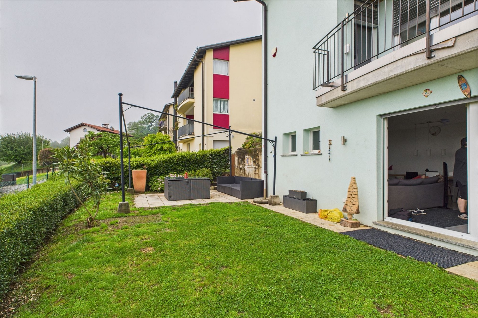 Gartenansicht mit Terrasse und Wohngebäude