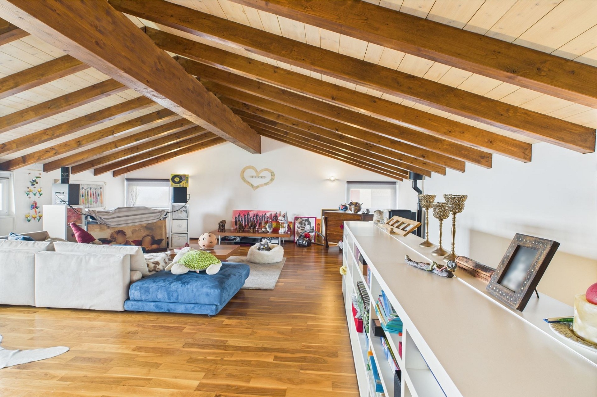 Gemütlicher Dachgeschoss-Wohnraum mit Holzbalken