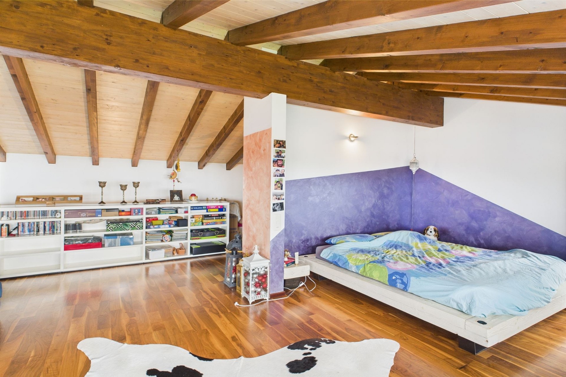 Dachgeschoss-Schlafzimmer mit Holzbalken