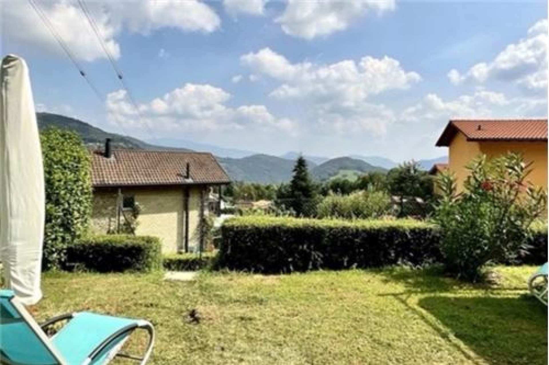 Gartenblick mit Bergpanorama