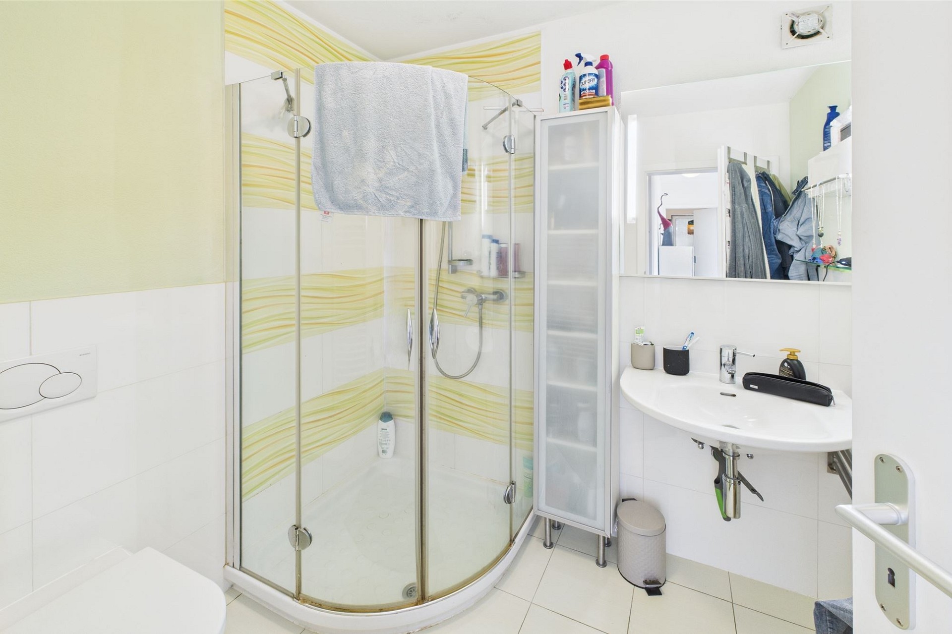 Modernes Badezimmer mit Dusche und Waschbecken