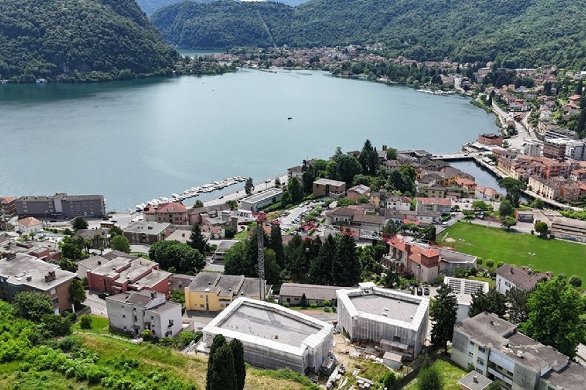 Luftaufnahme einer Seelage mit Ort am Ufer
