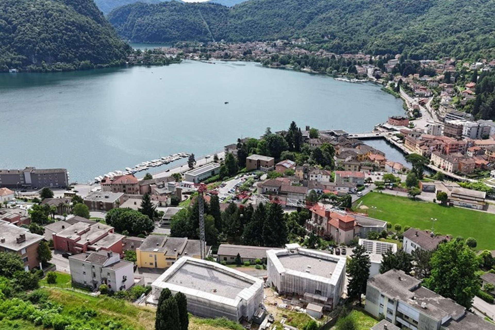 Luftaufnahme einer Seestadt am Ufer