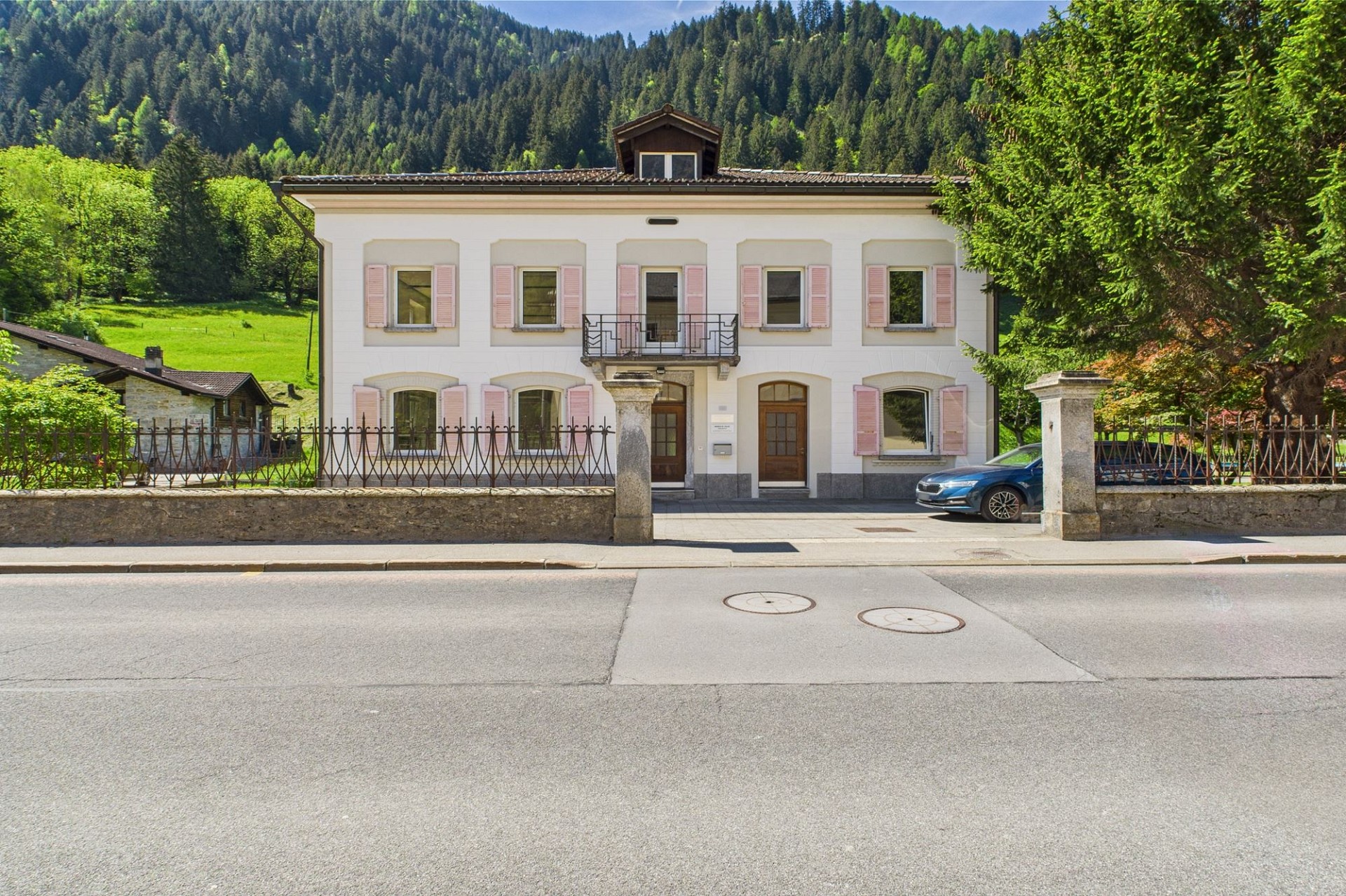 Freistehendes Haus in alpiner Umgebung