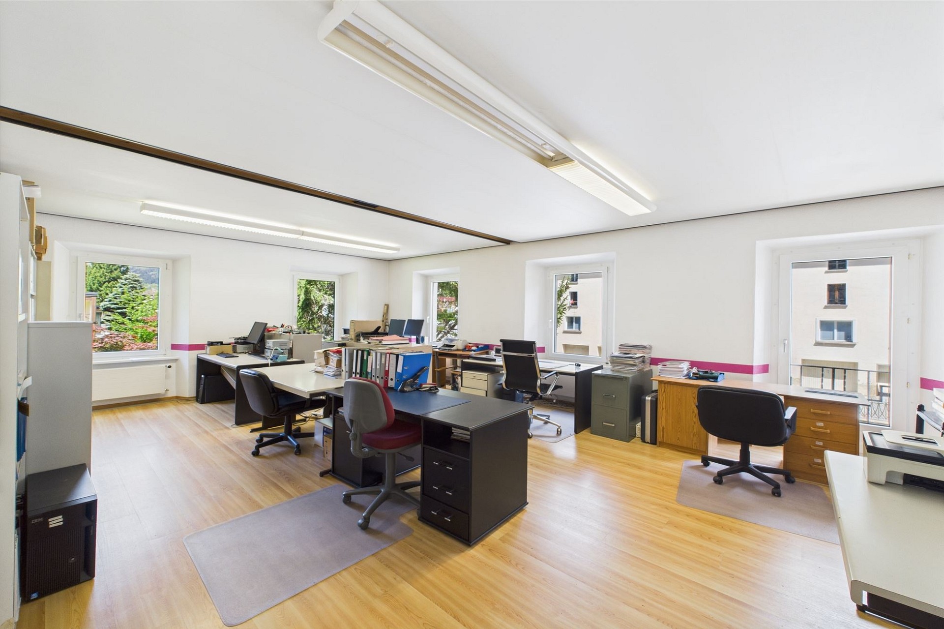 Großes Büro mit viel Tageslicht
