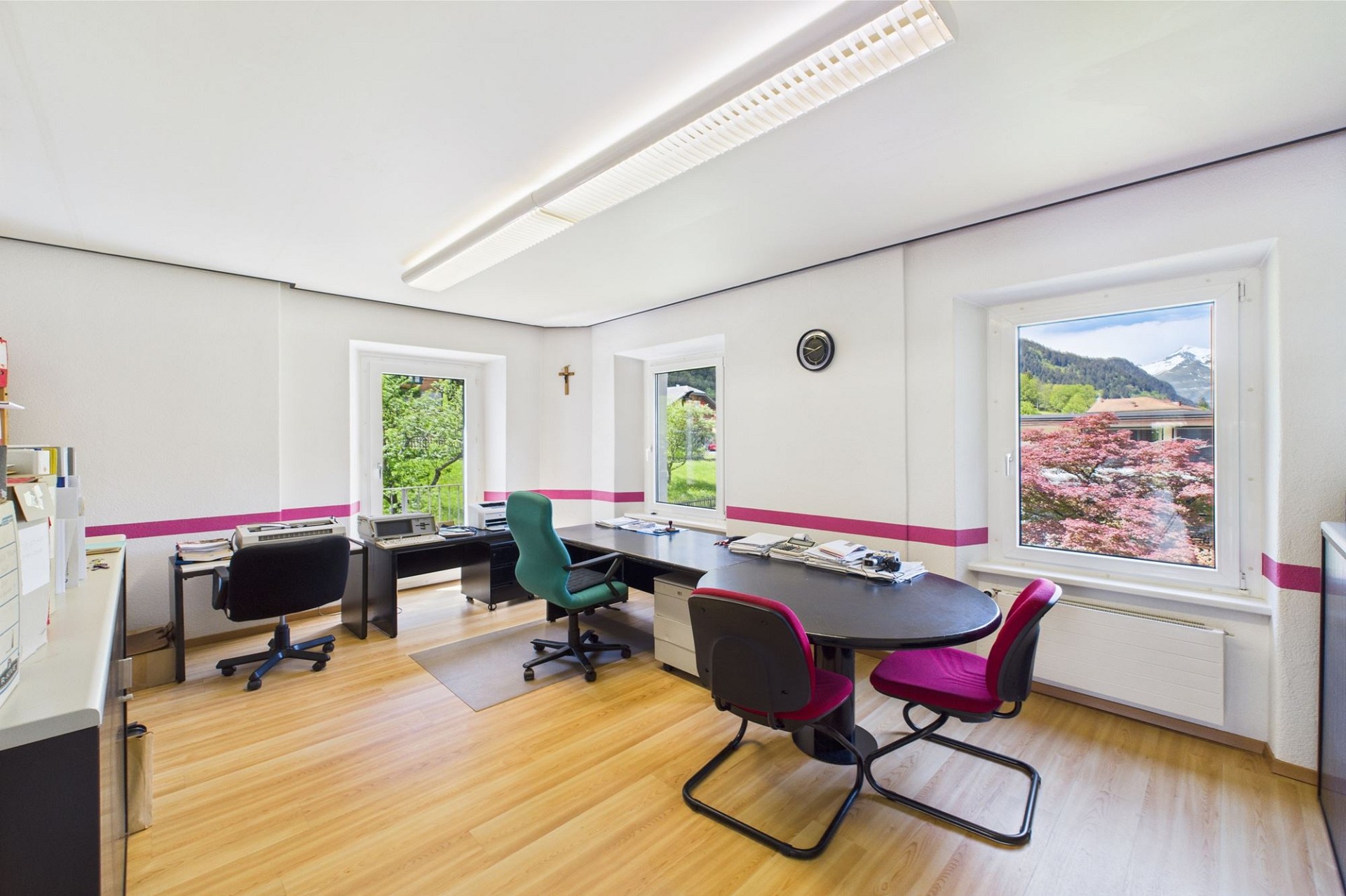 Helles Büro mit Bergblick