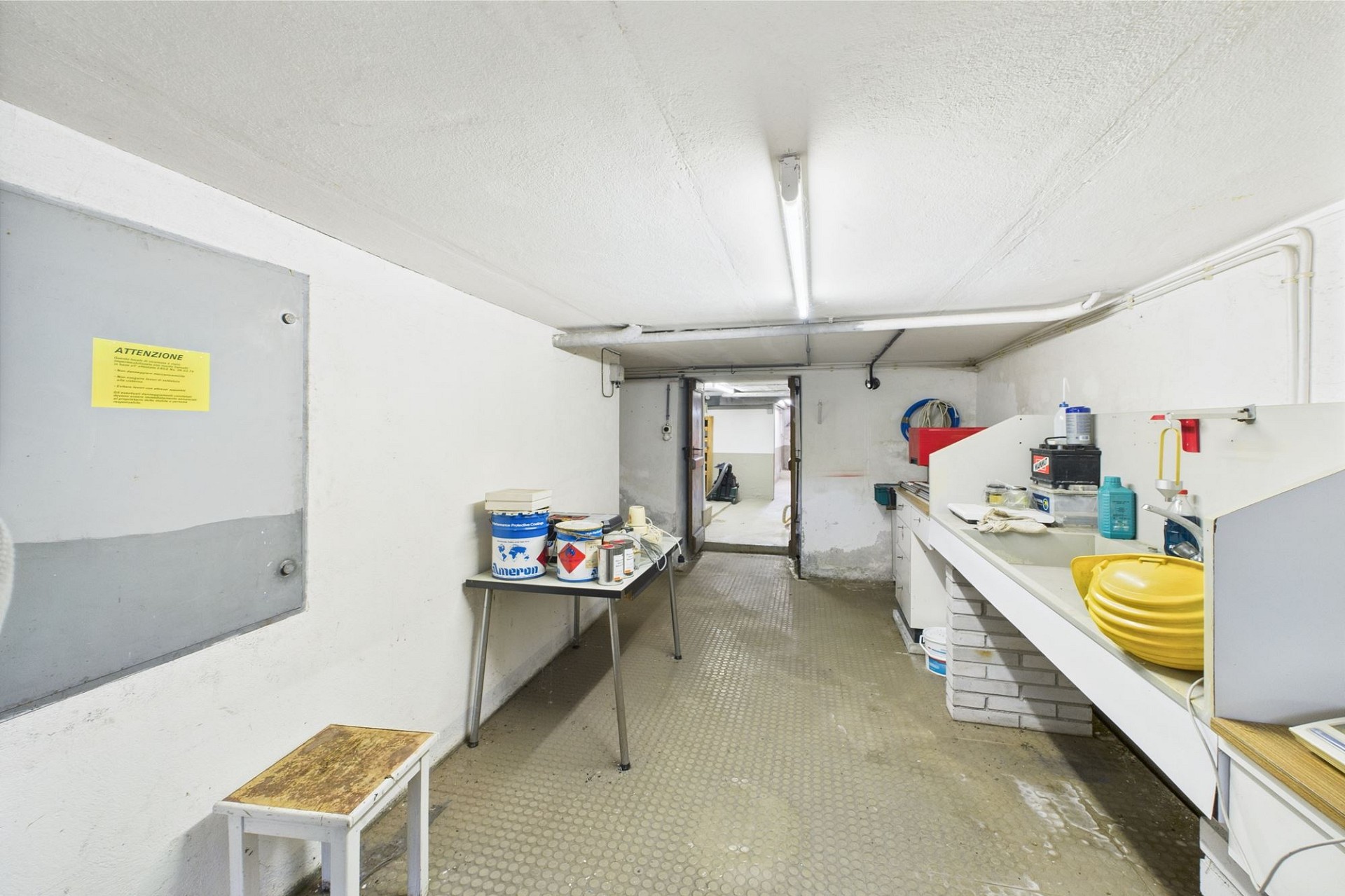 Keller- bzw. Nebenraum mit Arbeitsbereich