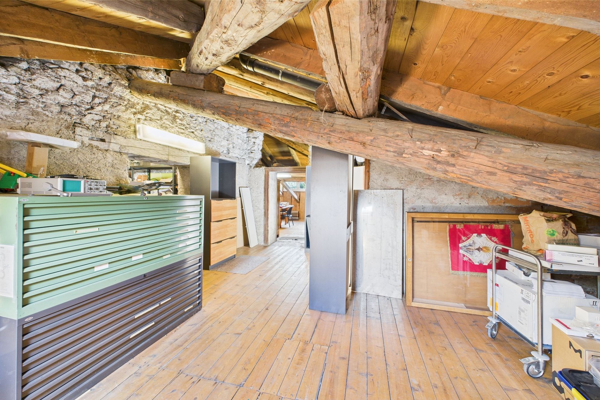Dachbodenraum mit sichtbaren Holzbalken