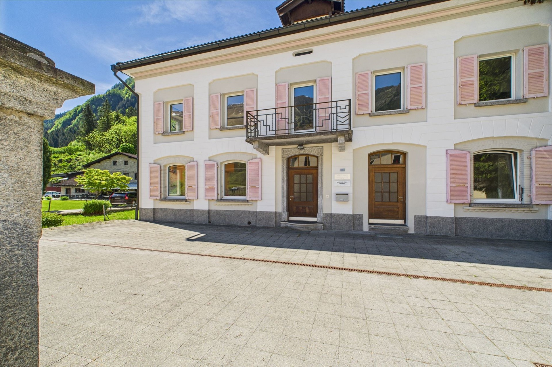 Historisches Wohnhaus mit Balkon und Fensterläden