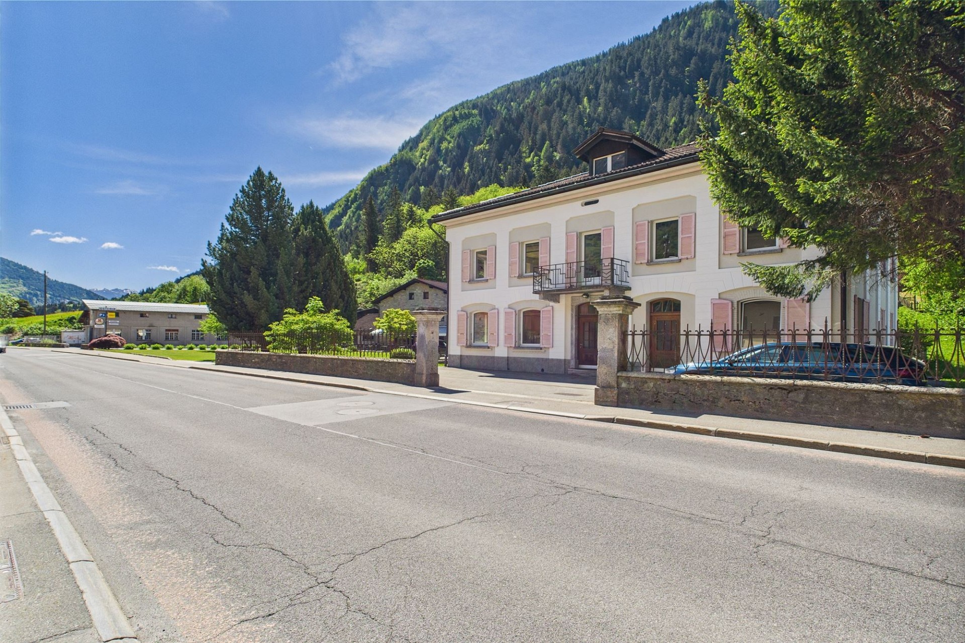 Alpenhaus an der Straße