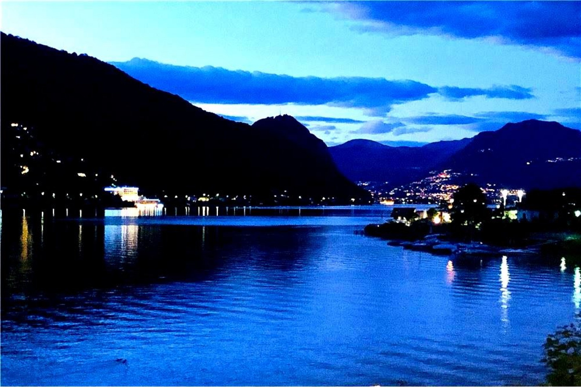 Nachtblick über einen See mit Bergen