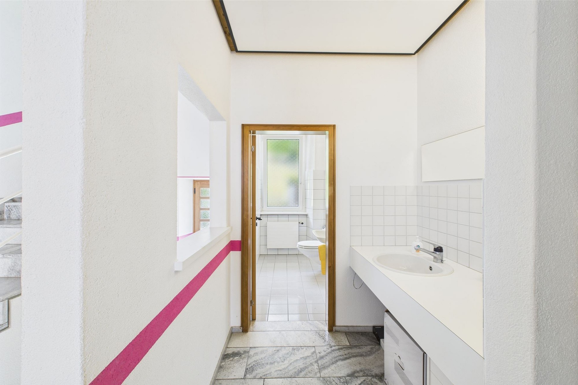 Heller Treppenbereich mit Gäste-WC-Einblick
