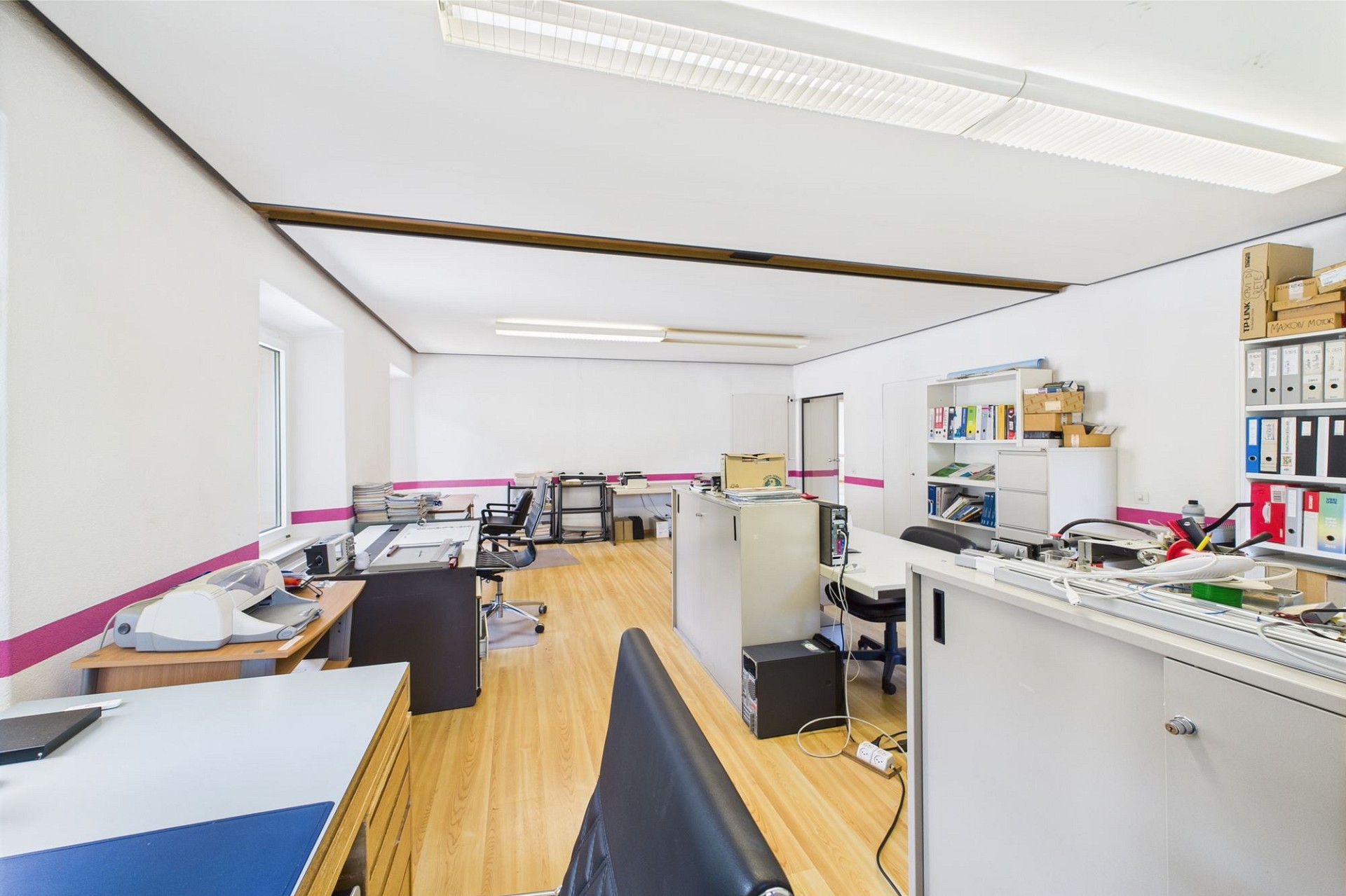 Büro mit Dachschräge und Aktenregalen