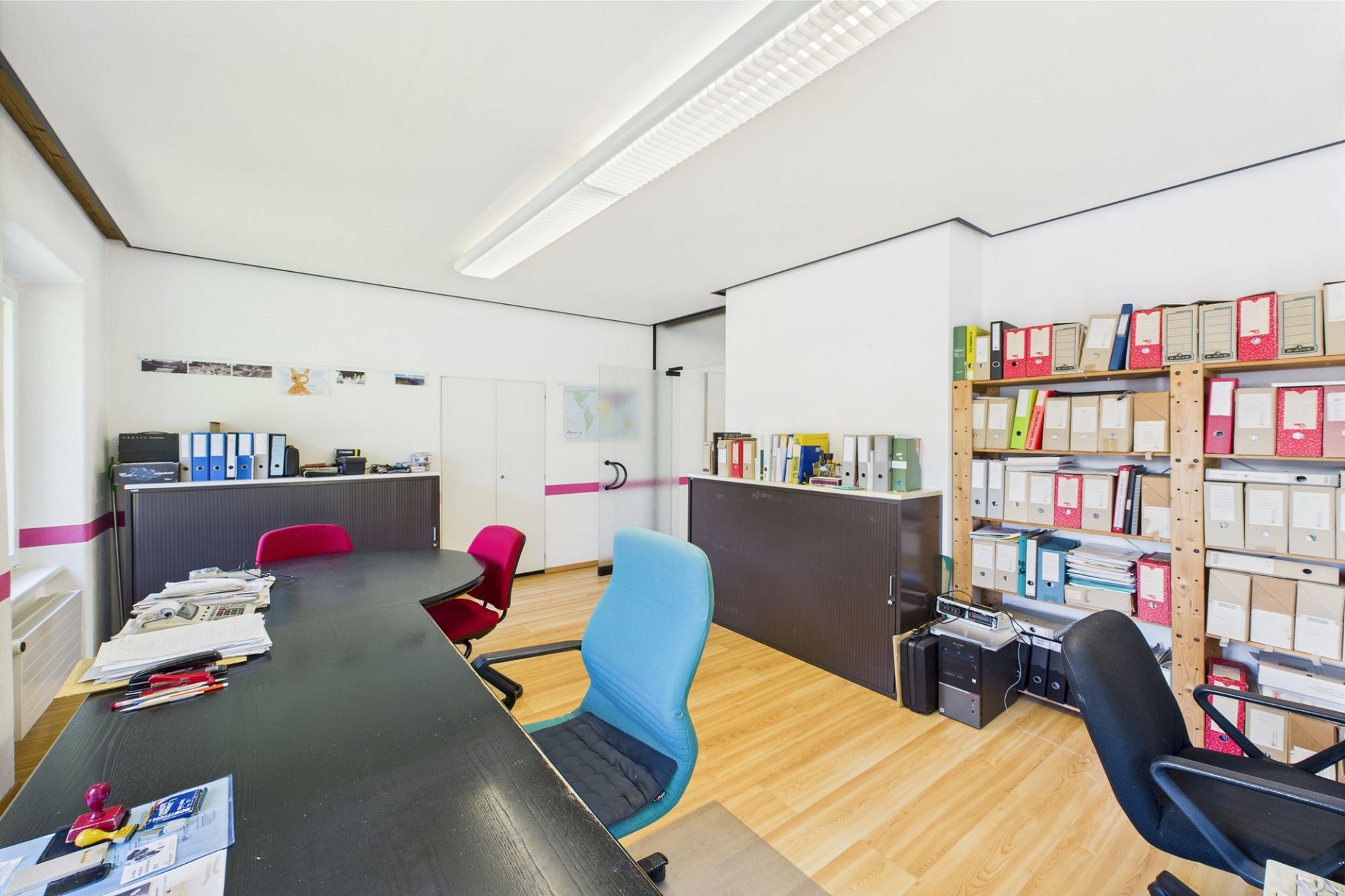 Büro mit Besprechungstisch und Regalen