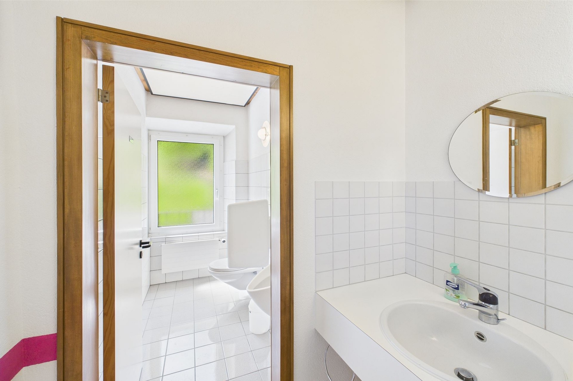 Helles Gäste-WC mit Waschplatz