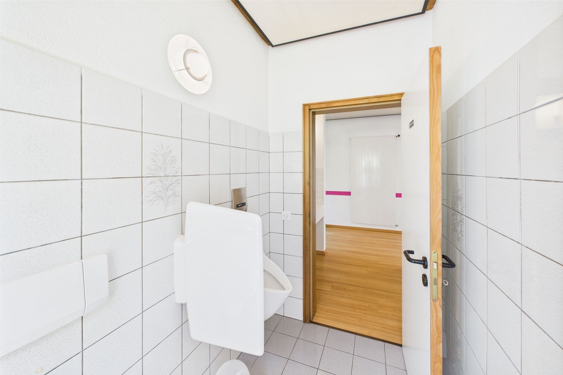 Gäste-WC mit Zugang zu einem Nebenraum