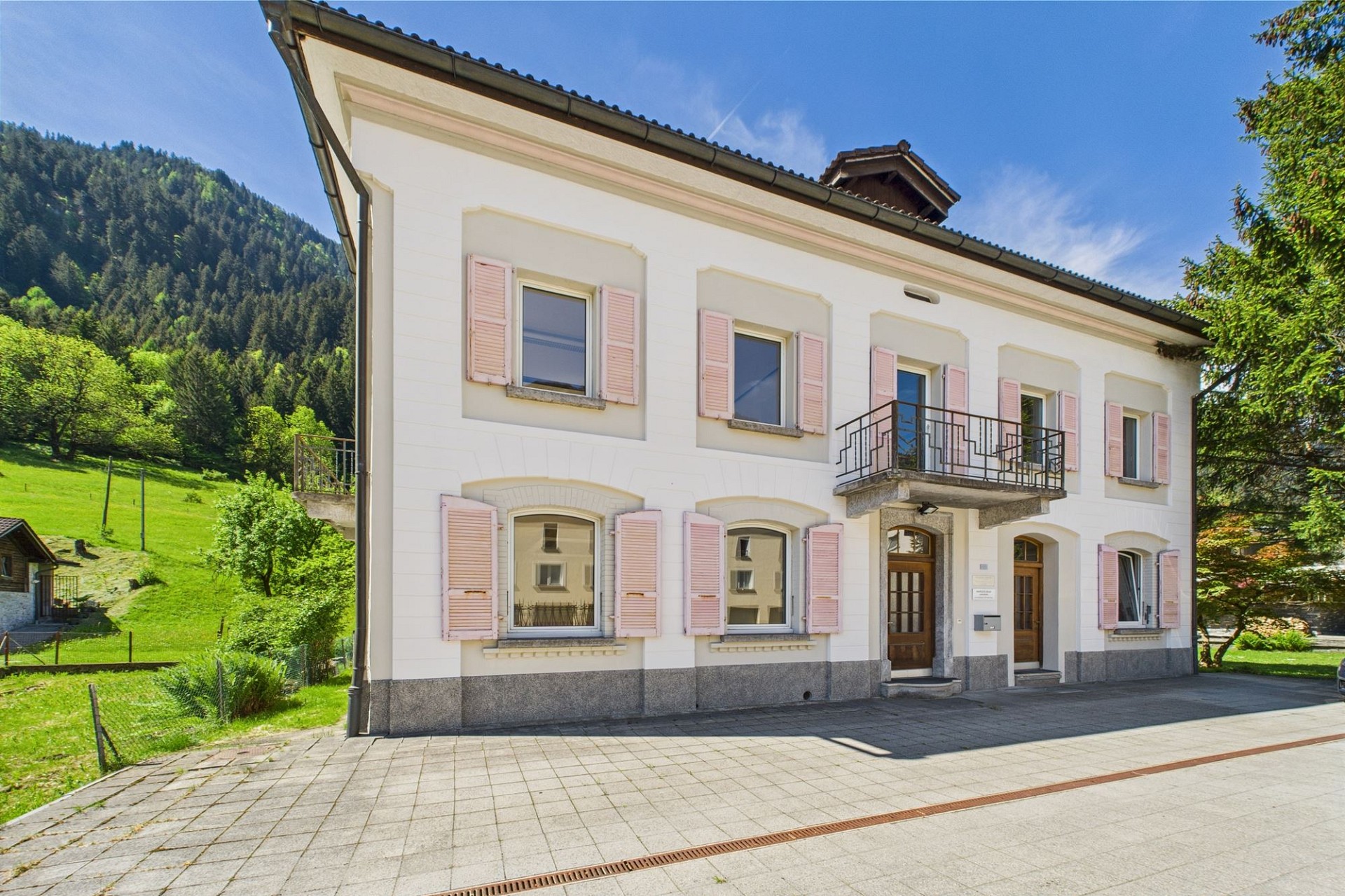 Alpines Wohnhaus mit sonniger Fassade
