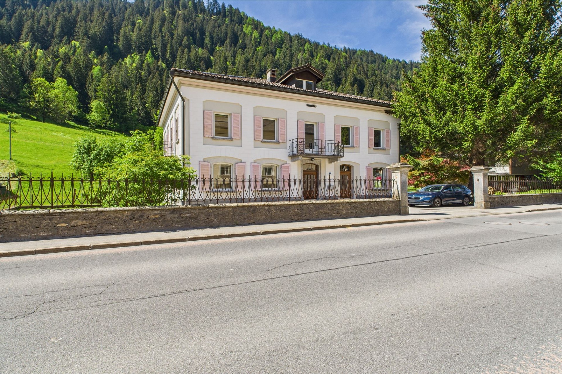 Landhausvilla in alpiner Umgebung