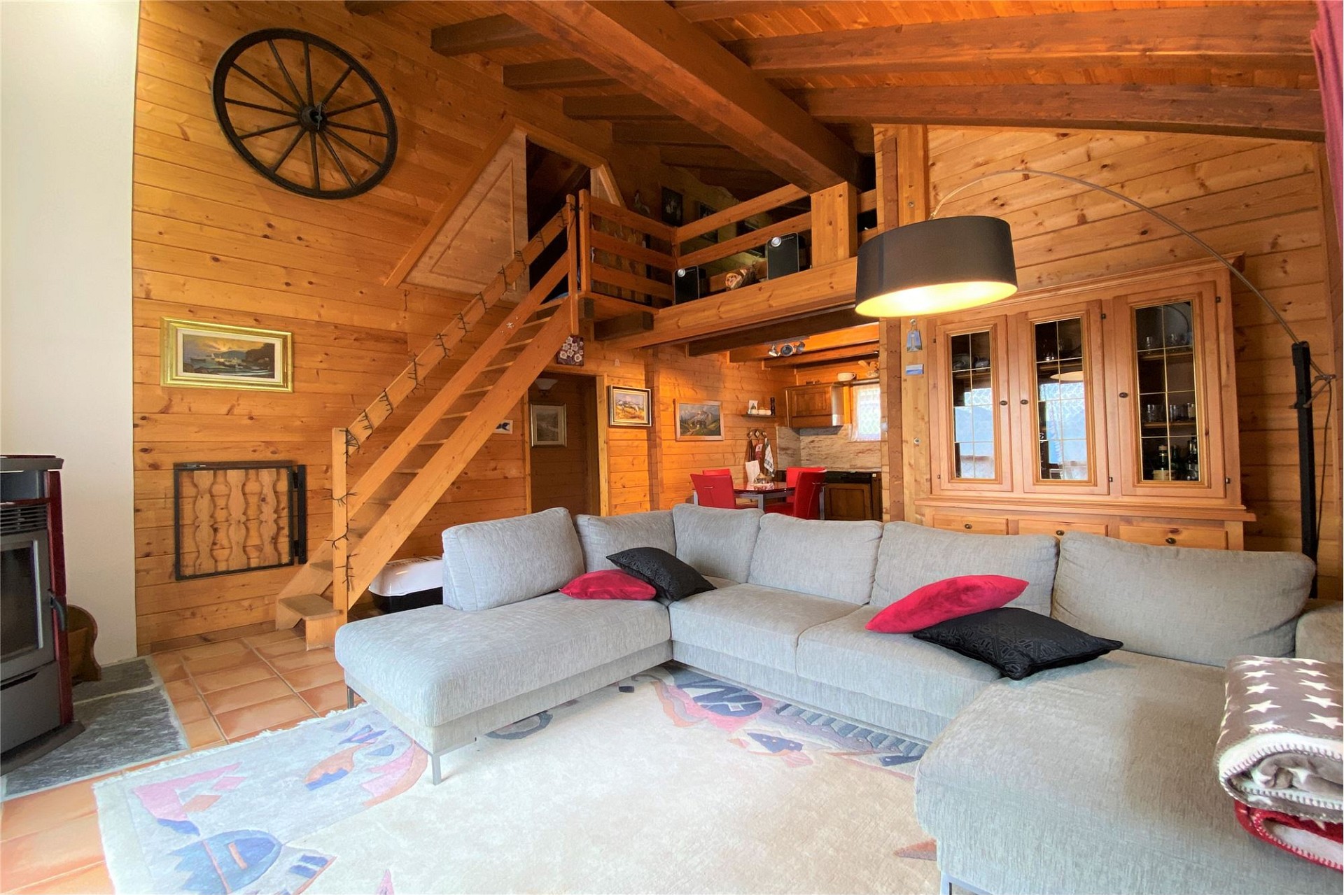 Gemütliches Wohnbereich-Interieur in Holzchalet-Optik