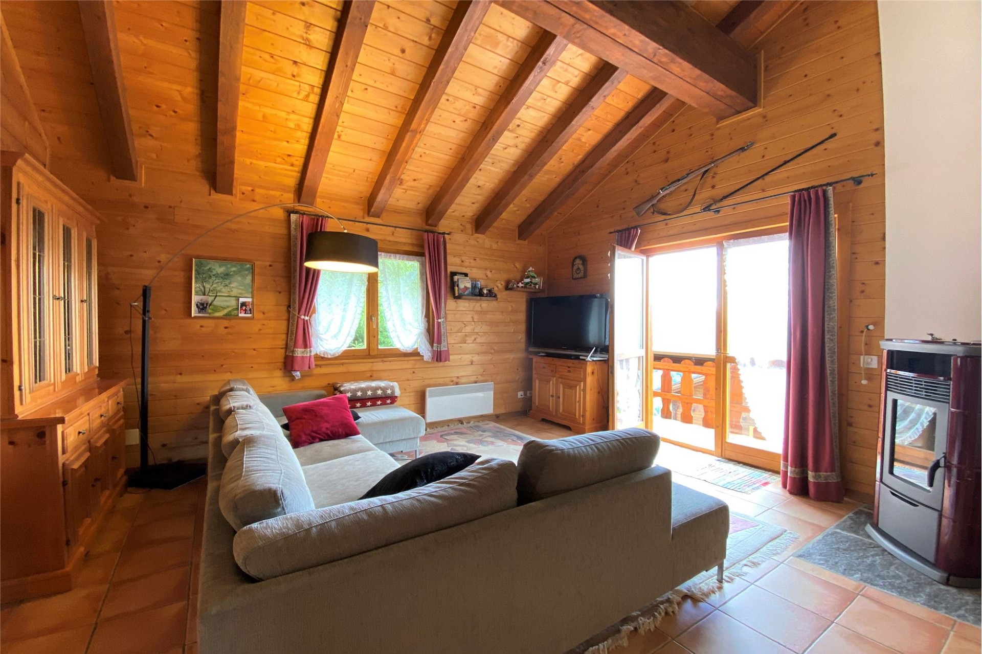 Gemütliches Chalet-Wohnzimmer mit Holzausstattung