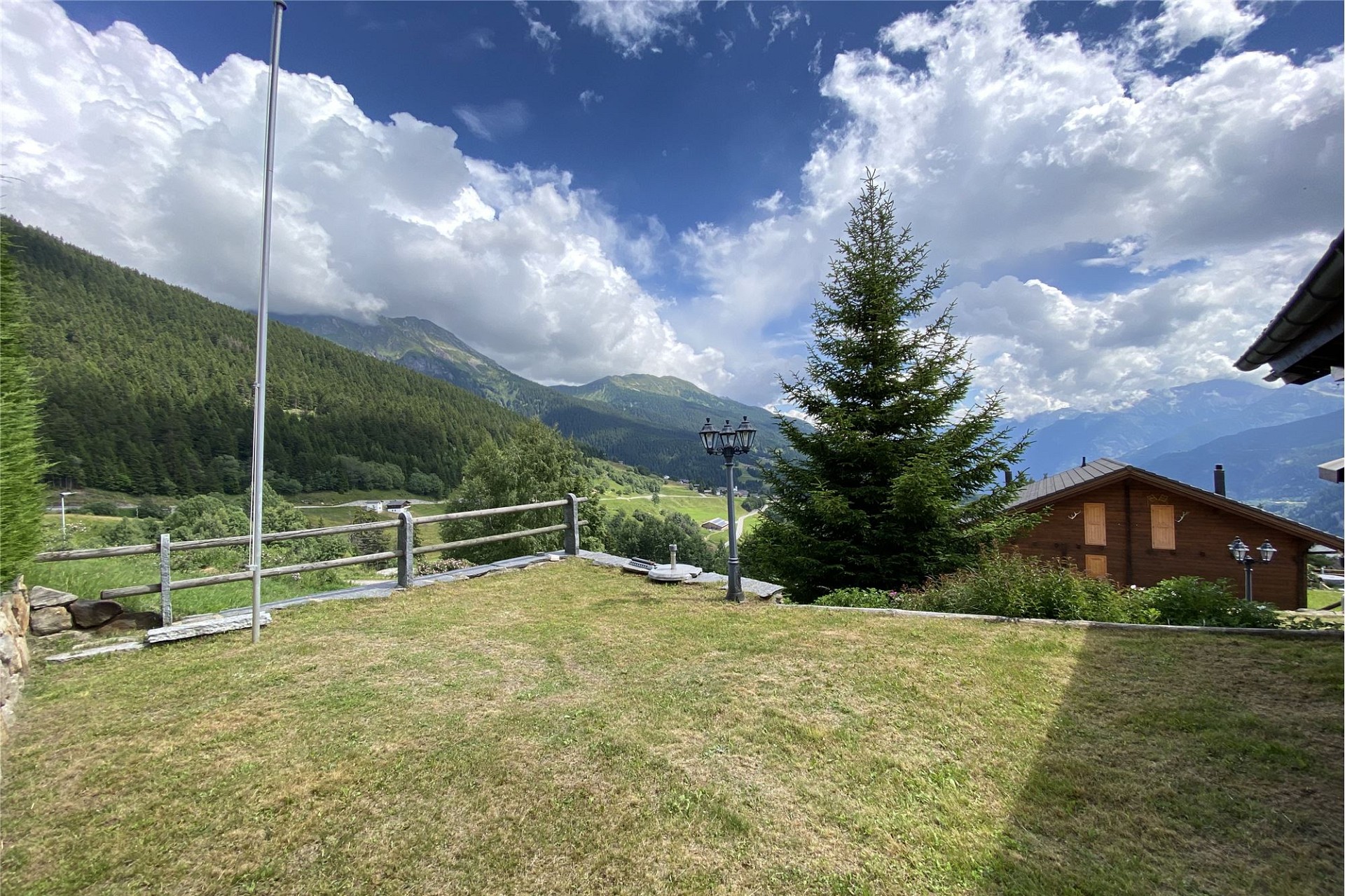 Alpenhügel mit Garten und Bergblick