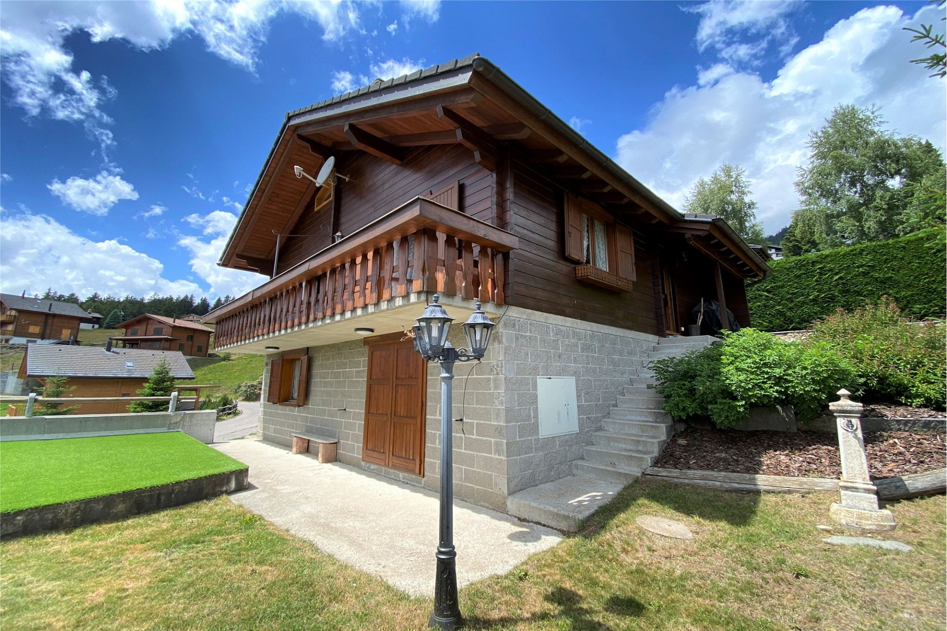 Alpenchalet mit Balkon und Garten