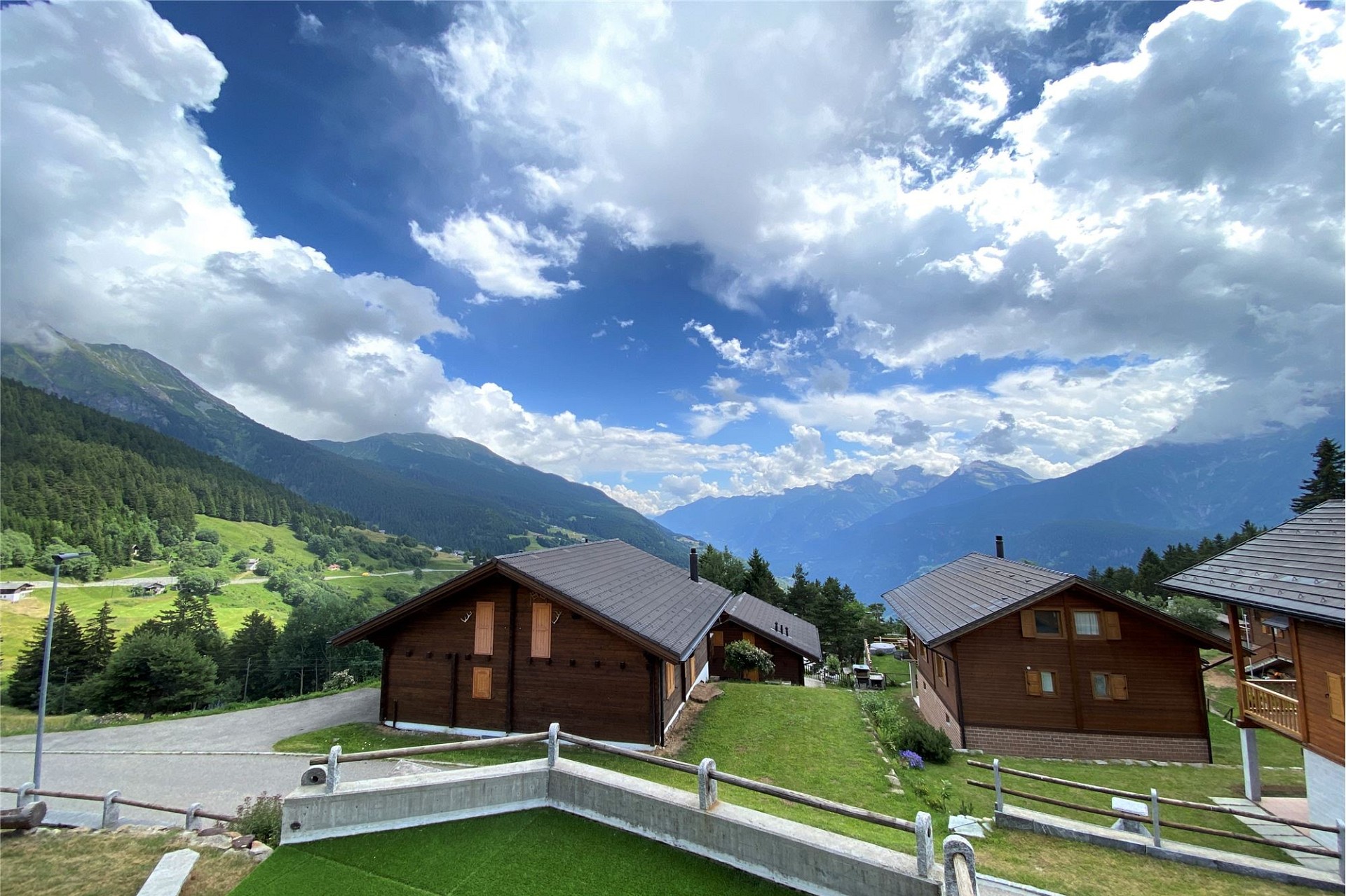 Alpenblick mit Holzhäusern