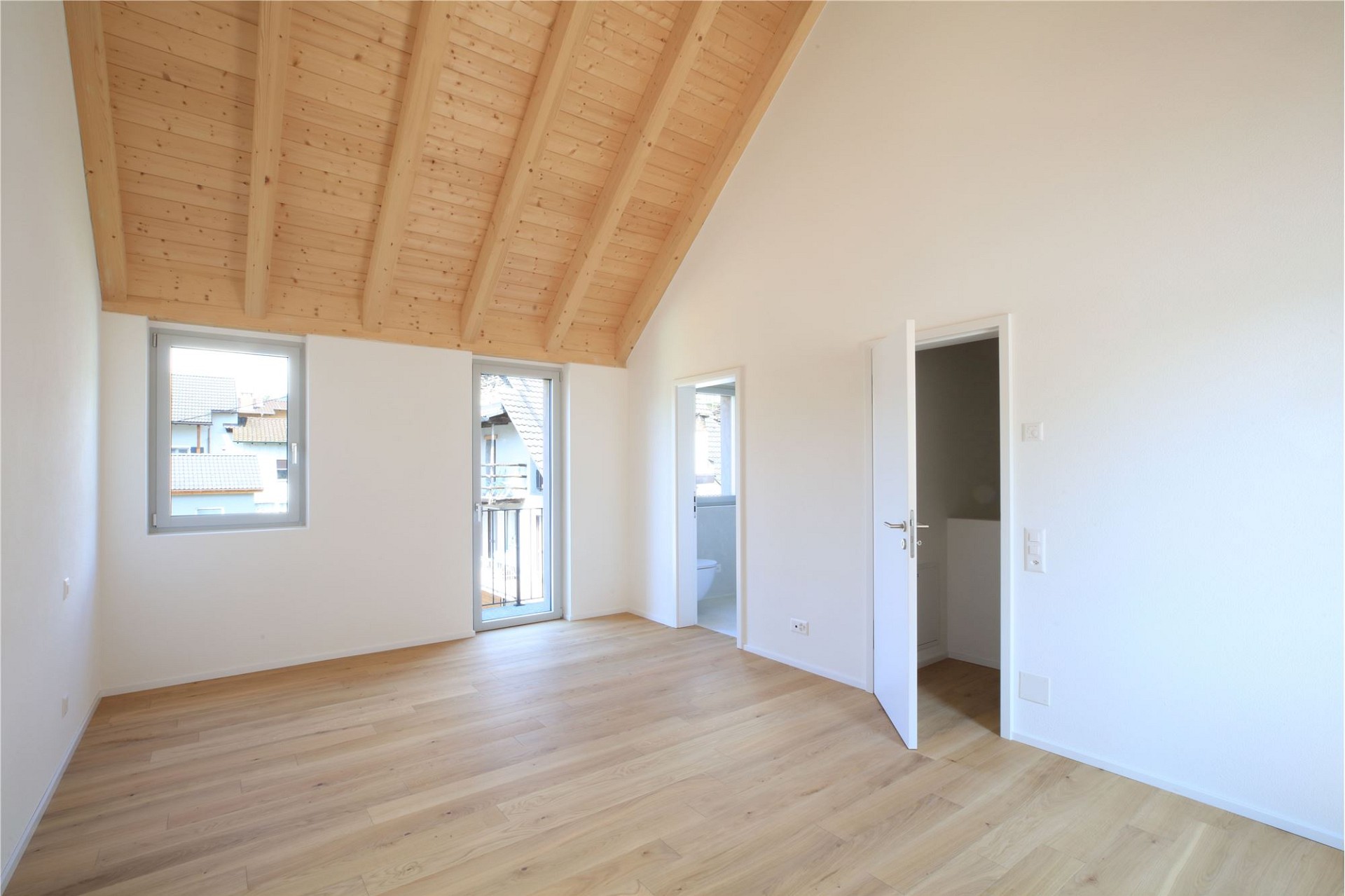 Helles Dachgeschosszimmer mit Holzdecke