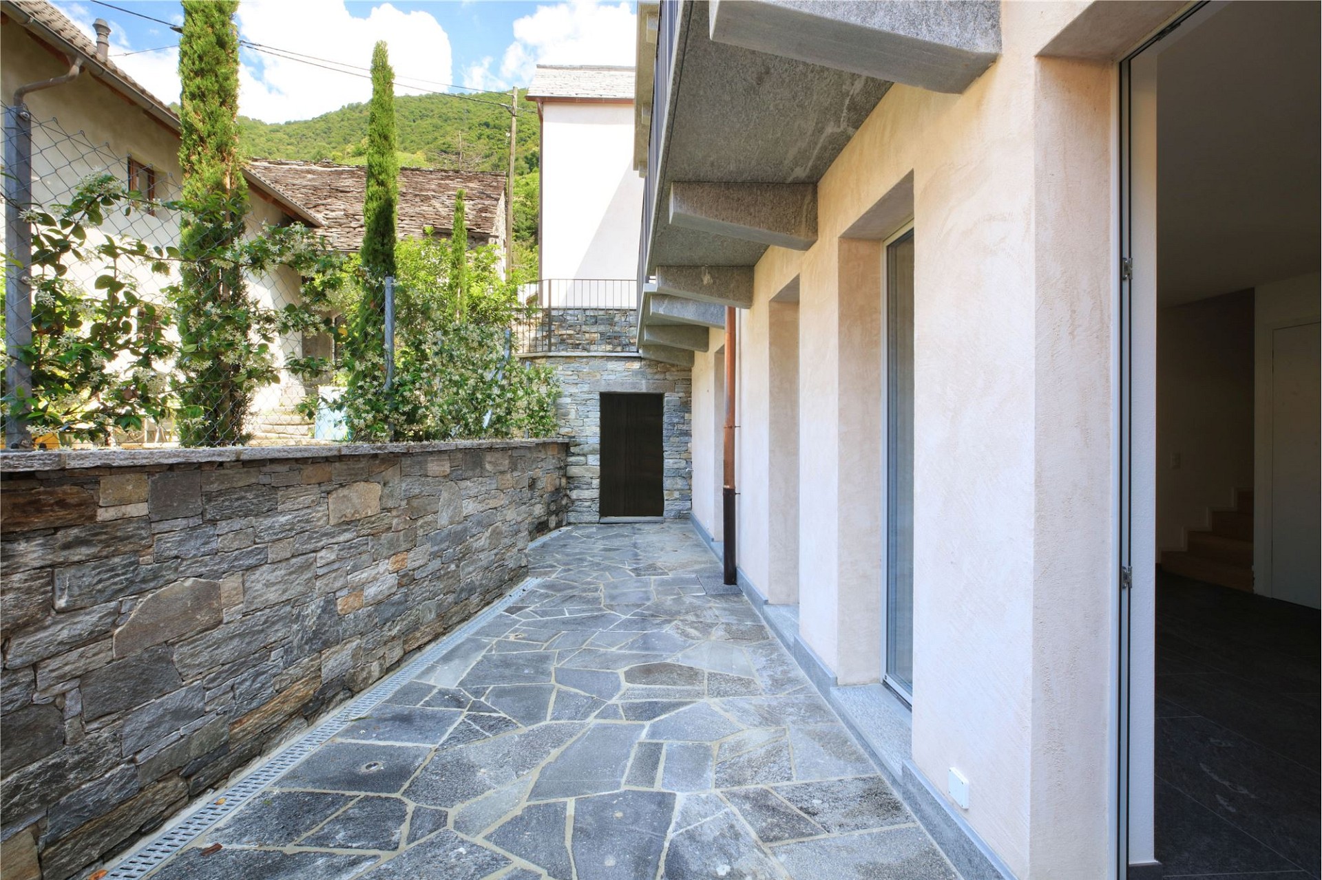 Stein gepflasterter Außenhof mit Blick auf Hausfassade