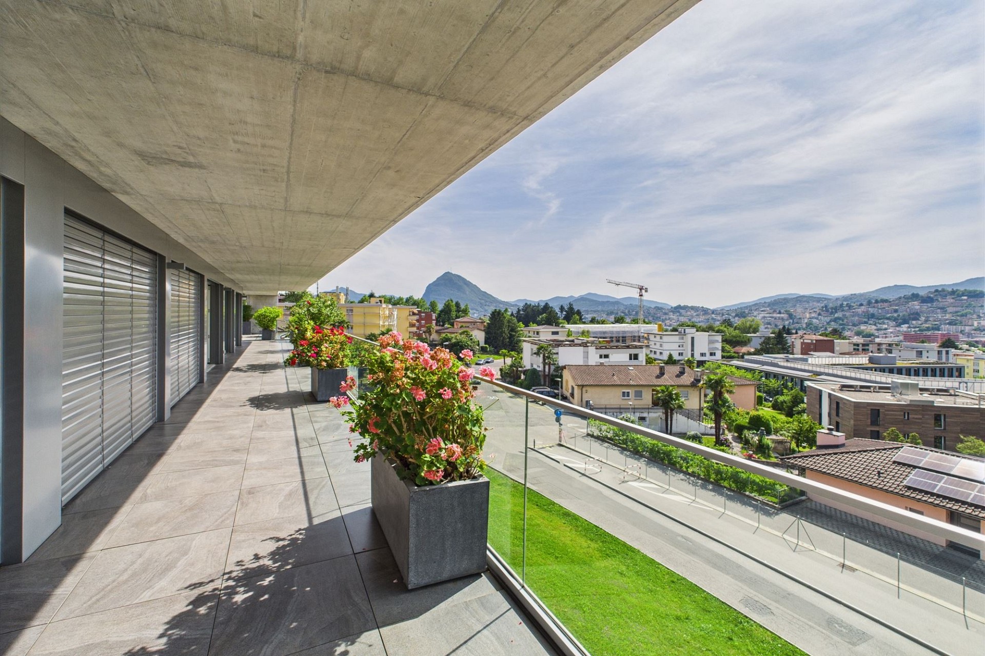 Moderne Balkonterrasse mit Weitblick