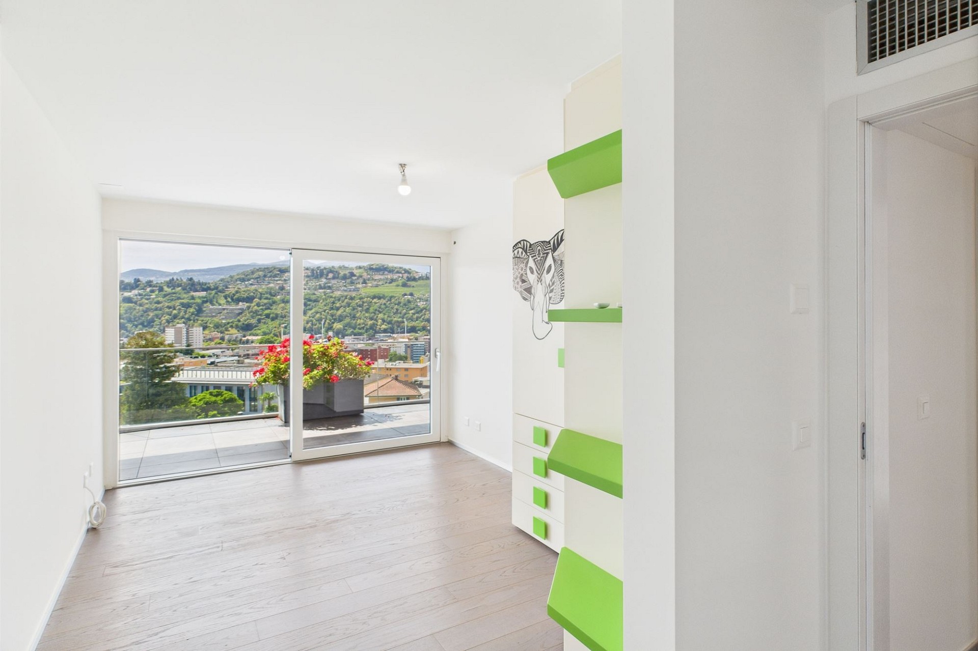 Helles modernes Schlafzimmer mit Balkonblick