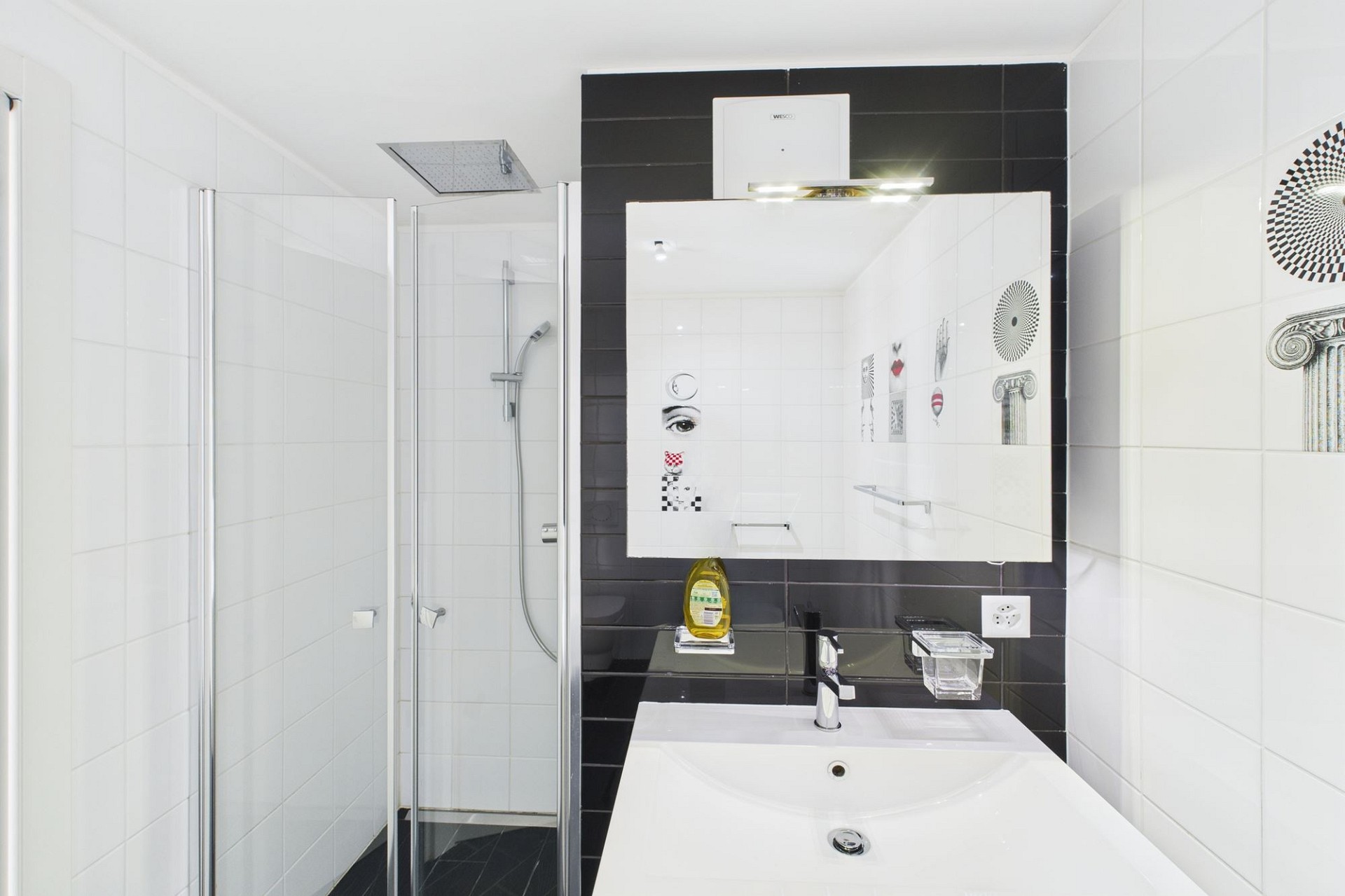 Modernes Badezimmer mit Dusche und schwarzer Akzentwand