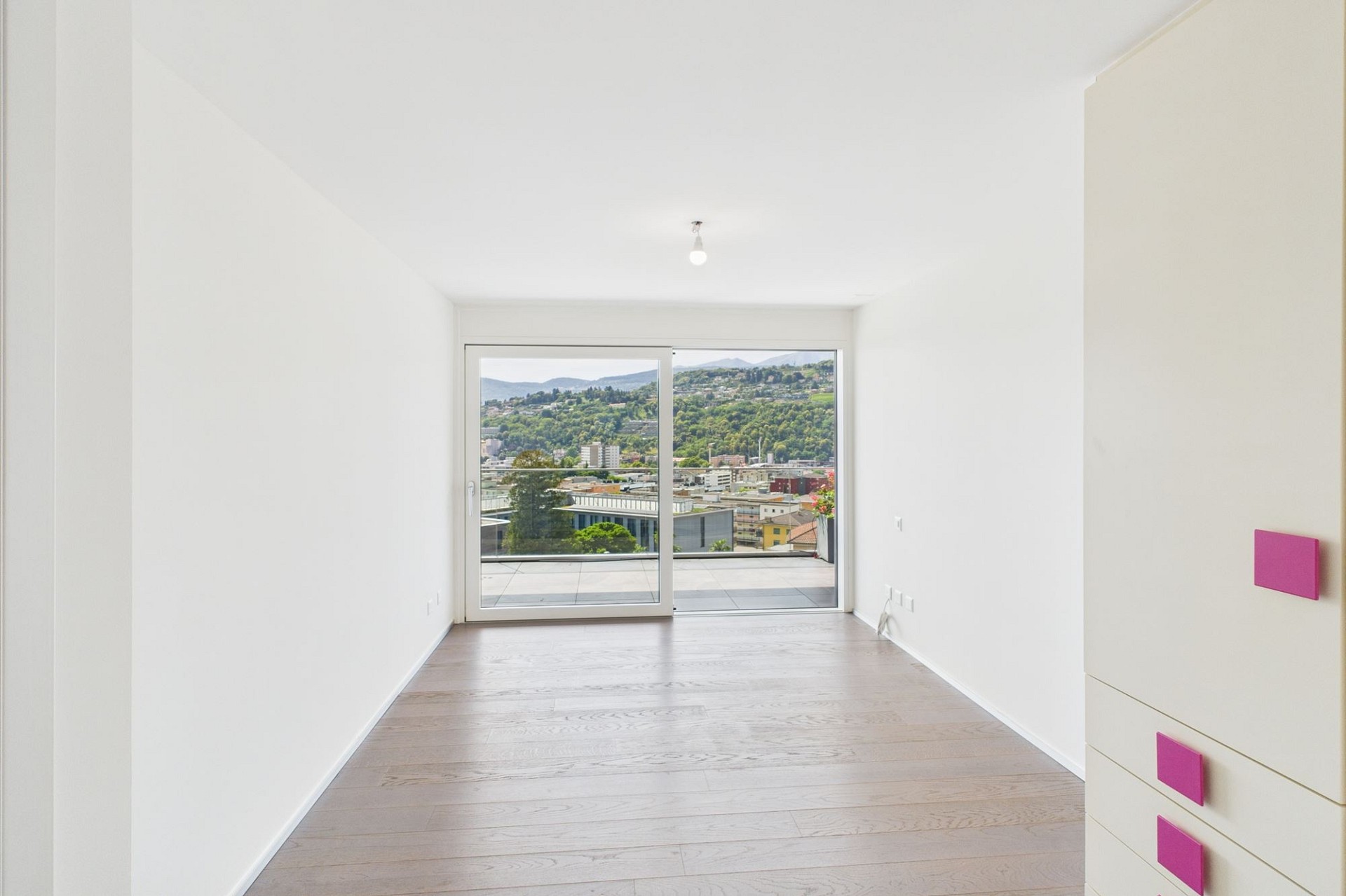 Helles leeres Zimmer mit Balkonblick