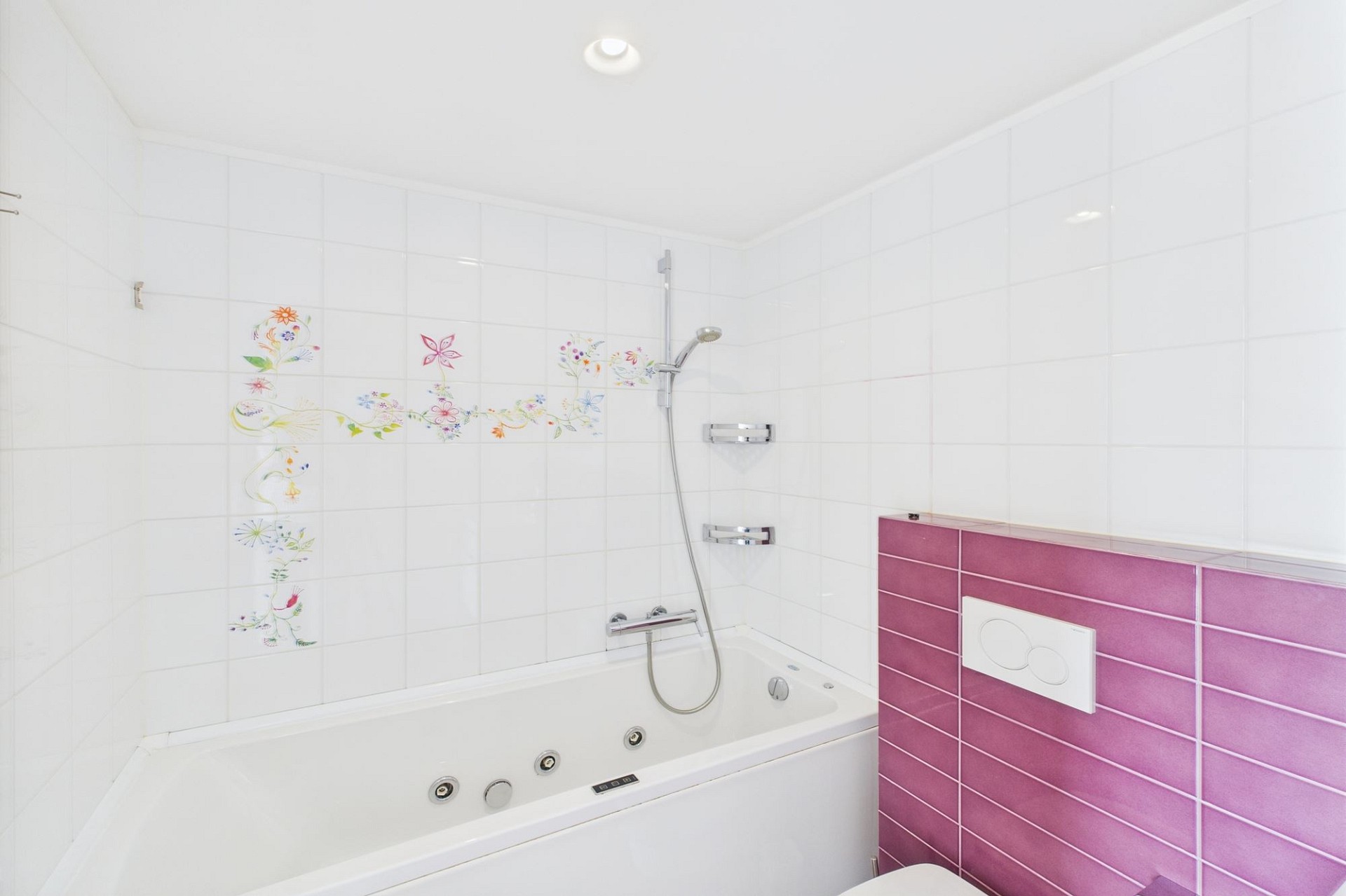 Badezimmer mit Whirlpoolwanne