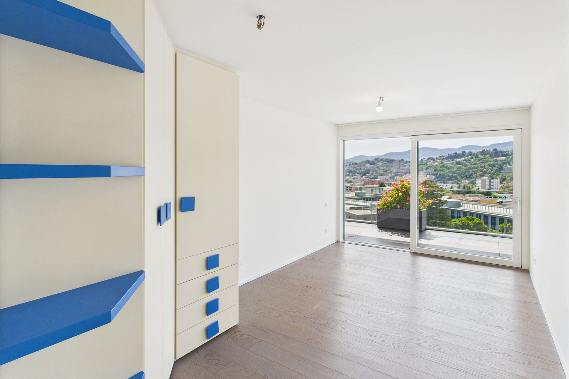 Helles Schlafzimmer mit Balkonblick