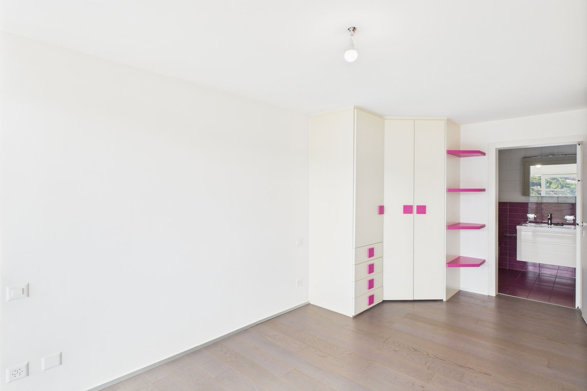Helles Schlafzimmer mit Einbauschrank