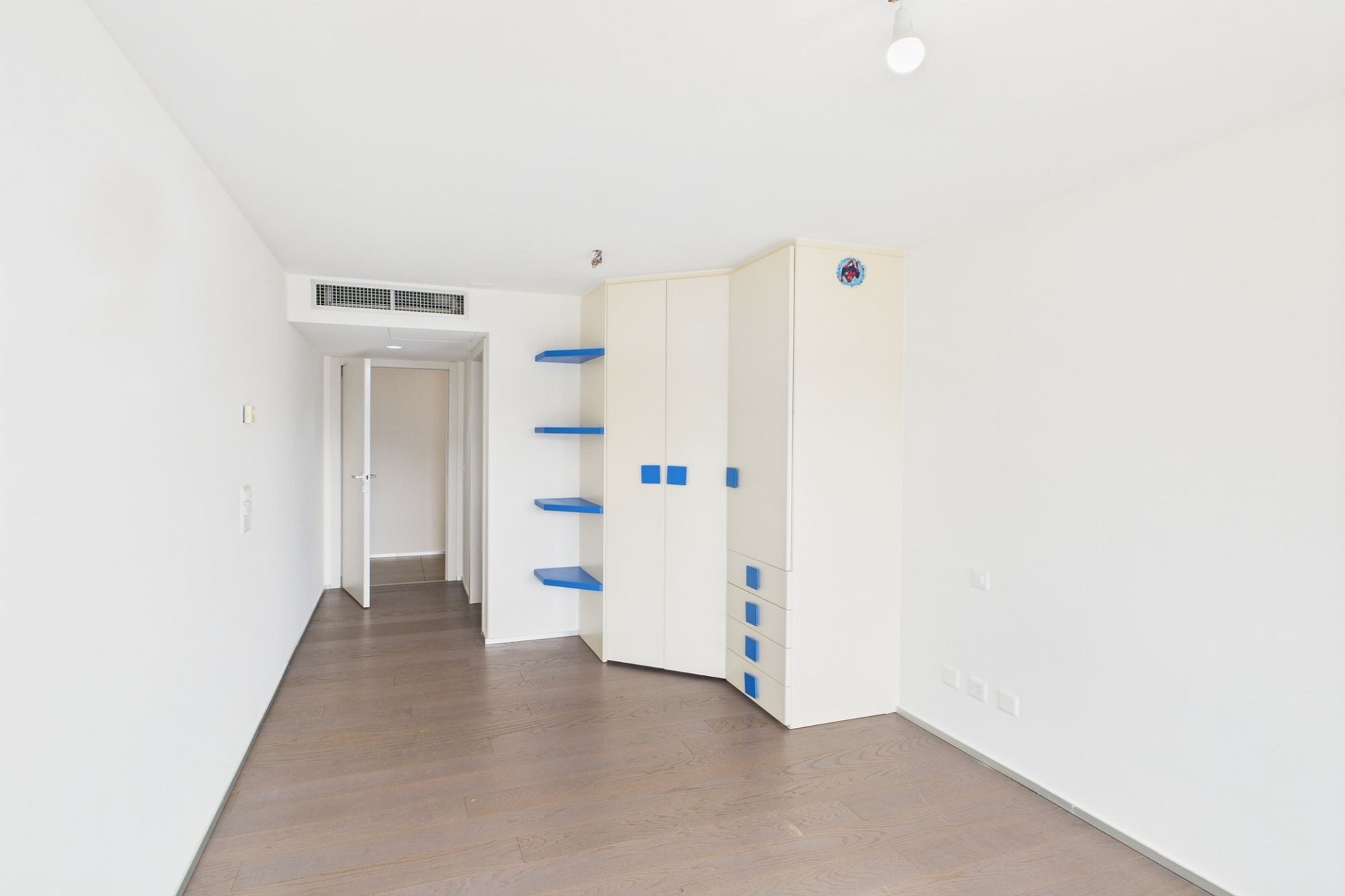 Helles Schlafzimmer mit Einbauschrank