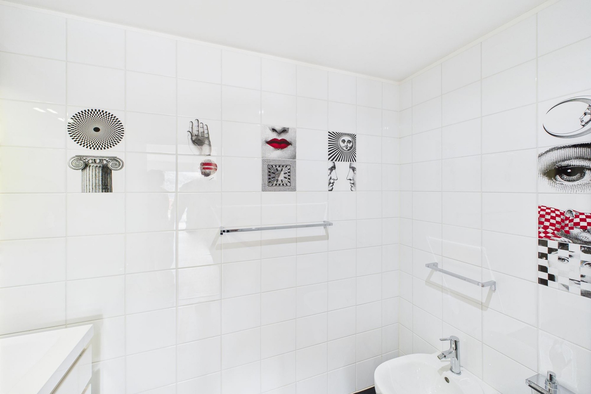 Modernes Bad mit dekorativen Wandfliesen