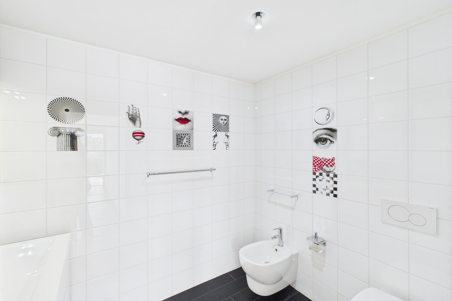 Modernes Gäste-WC mit dekorativen Wandfliesen